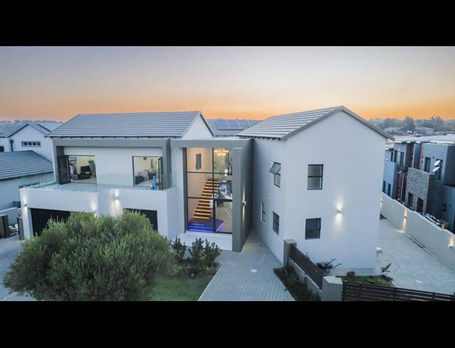 5 BEDROOM HOUSE FOR SALE IN COPPERLEAF ESTATE